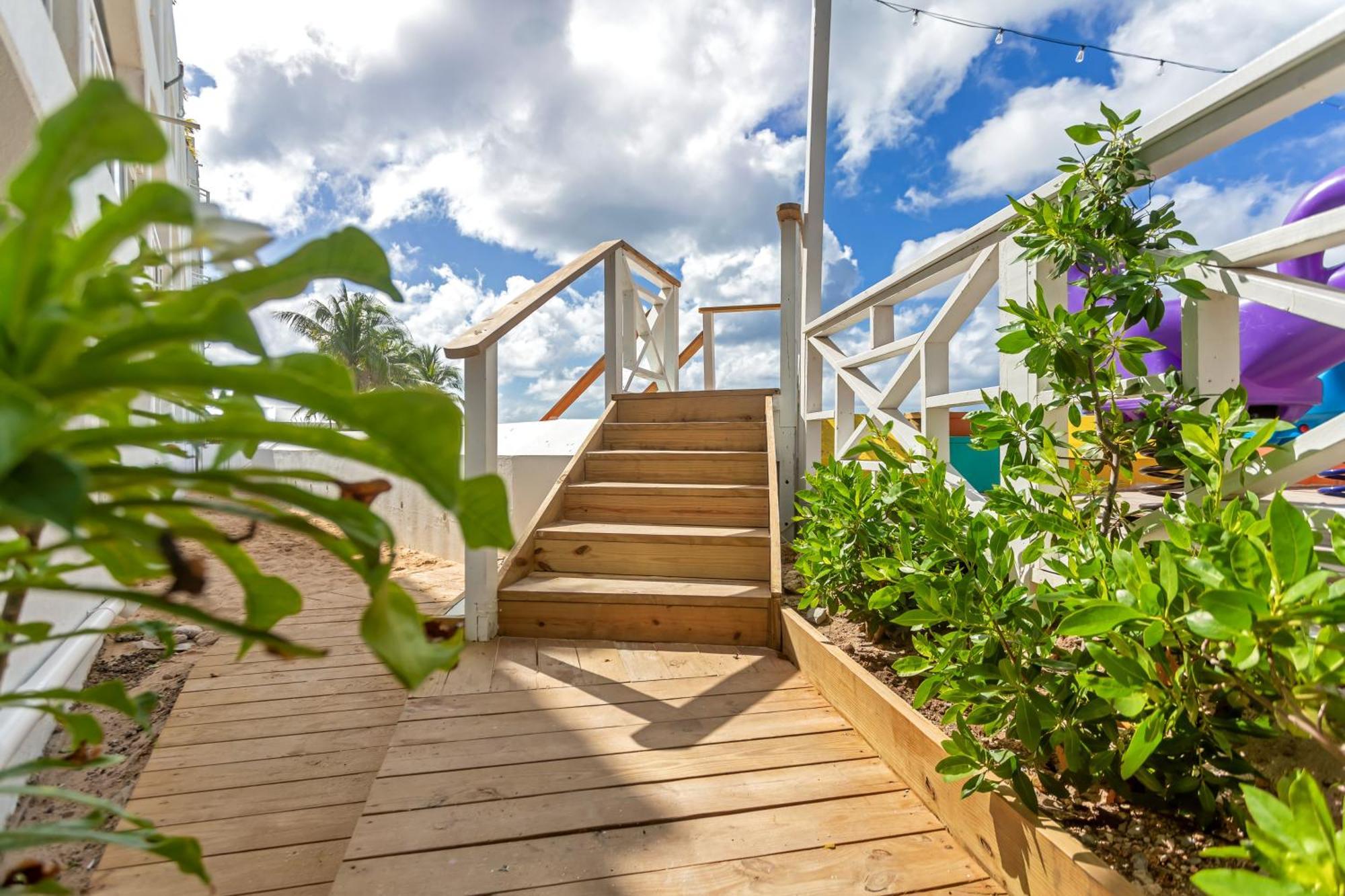 Maho Beach House - Petite Studio - Beach Access Dış mekan fotoğraf